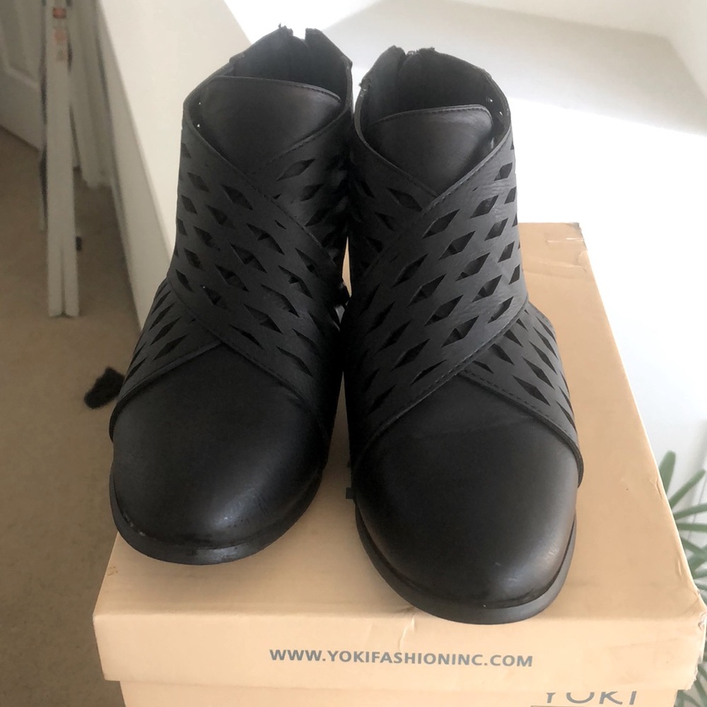 Yoki booties size 8.5